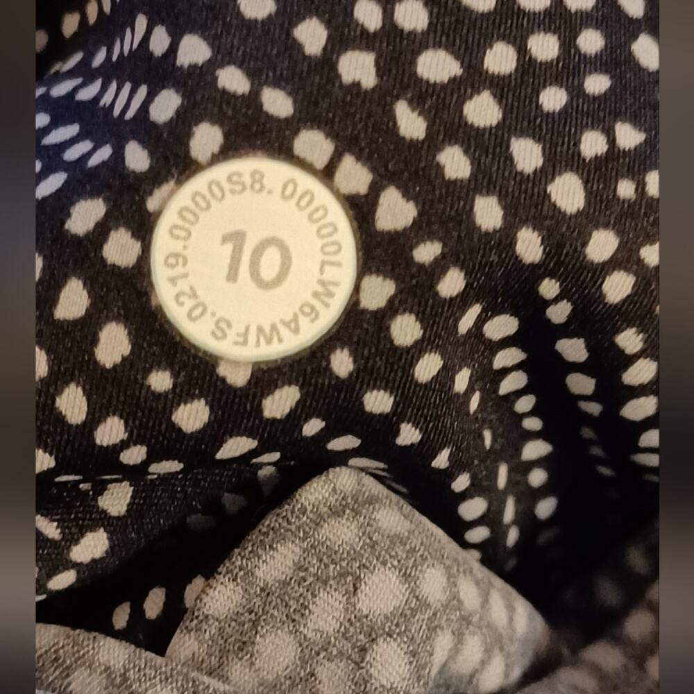 Lululemon Blue and Grey Nulux Fabric Crop Legging With Cut Out Hem.10 - Picture 11 of 12